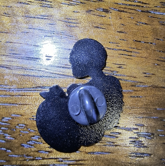 Women’s Jewelry Skeleton Enamel Pin with Apple Design & ‘I think i’m dead’ - Picture 2 of 2